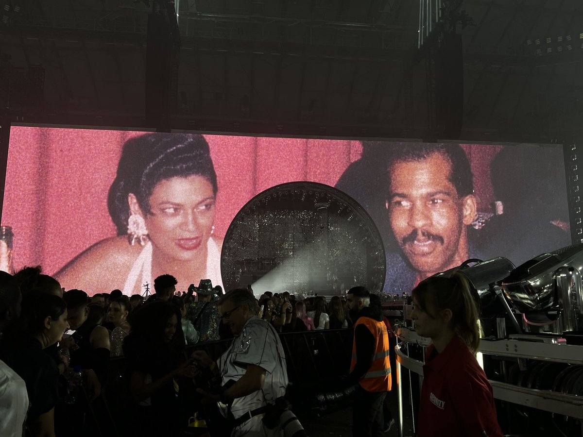 beycharts's tweet image. Beyoncé will release the concert movie of the “RENAISSANCE World Tour” on December 1, 2023, as reported by Deadline.

December 1st is World AIDS Day. The “RENAISSANCE” album is a significant tribute to her uncle, Johnny, who passed away due to complications from AIDS. 🤍