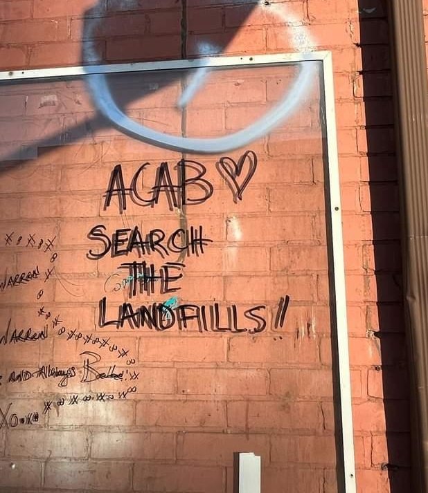 "ACAB / Search the Landfills"
Seen in Hamilton, Ontario on Day of Truth and Day, demanding that Canadian Government #SearchTheLandfills for missing and murdered Indigenous women, girls, two spirit, and gender-diverse people.