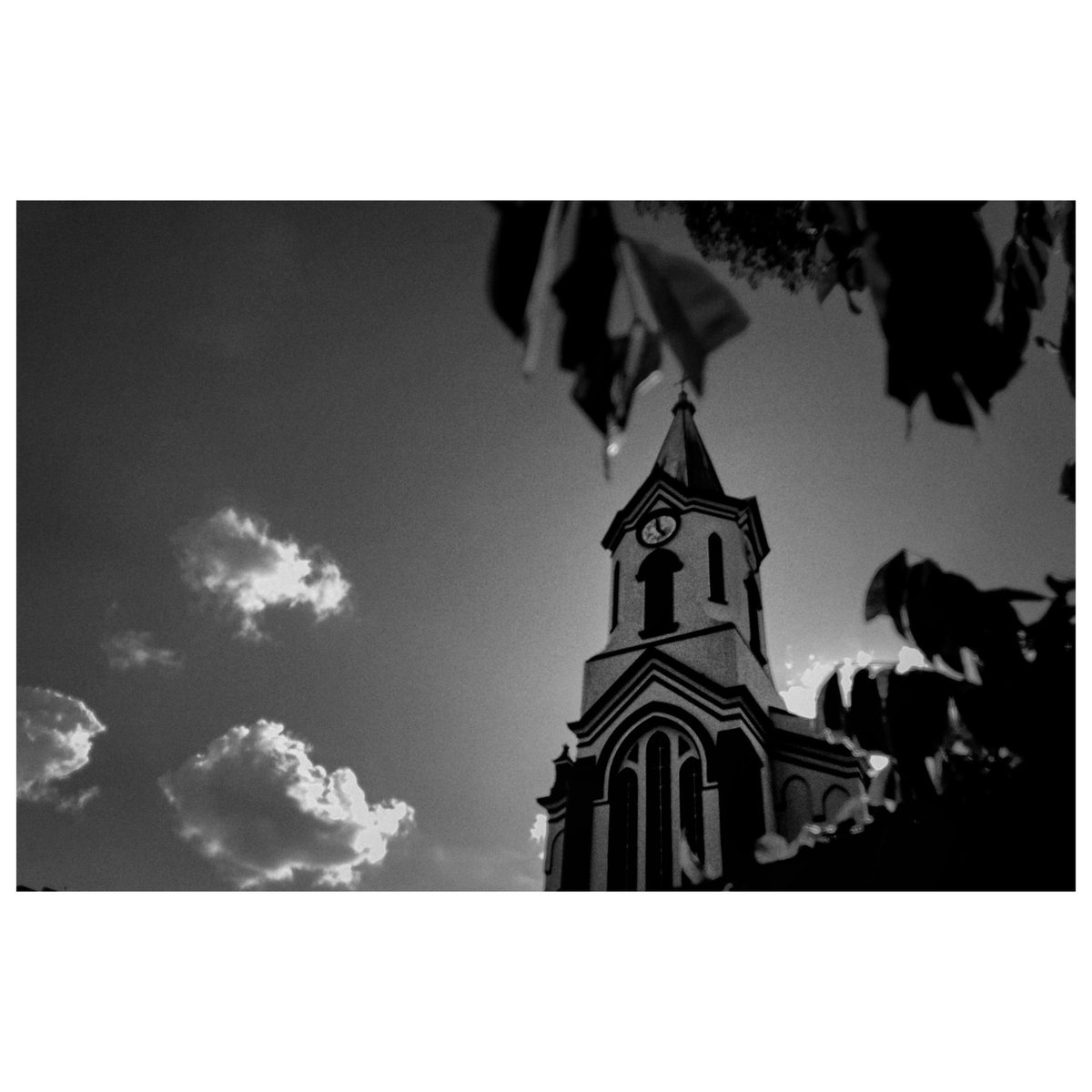 A blanco y negro

#streetphotography #mobilestreetphotography #mobgraphia #smartphonephotography #Church #iglesia #siluetas #blancoynegro #bnwphotography #artwork #fineartphotography