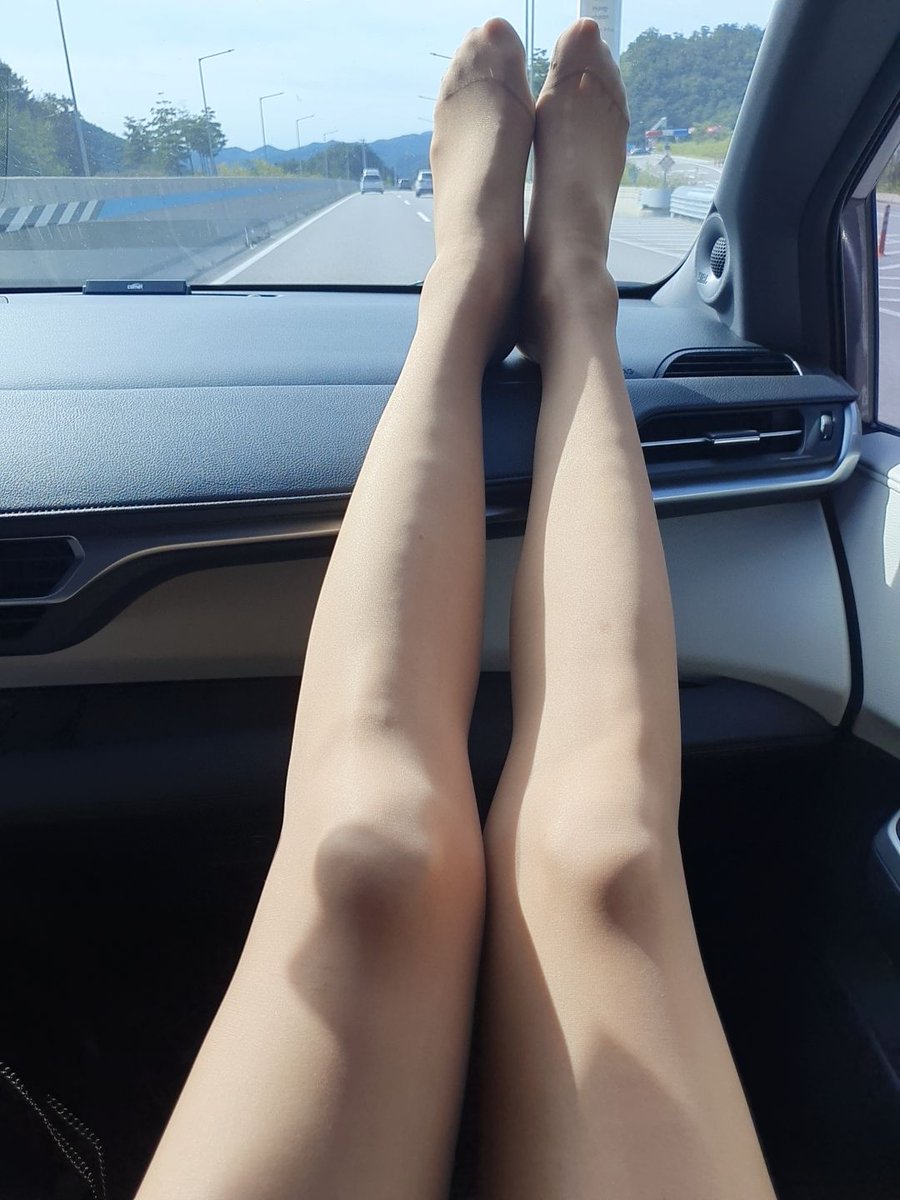 웬일이니??
운전중에 아내에게
무심히 찍어보라고 줬더니
뭘 이런걸찍냐며 
그걸 또 찍어주는 아내ㅋㅋㅋ

처음으로 아내가 직접 찍은 
사진을 한장건졌네요😘

스타킹 칼발
저를 미치게하는 조합이에요ㅋㅋ