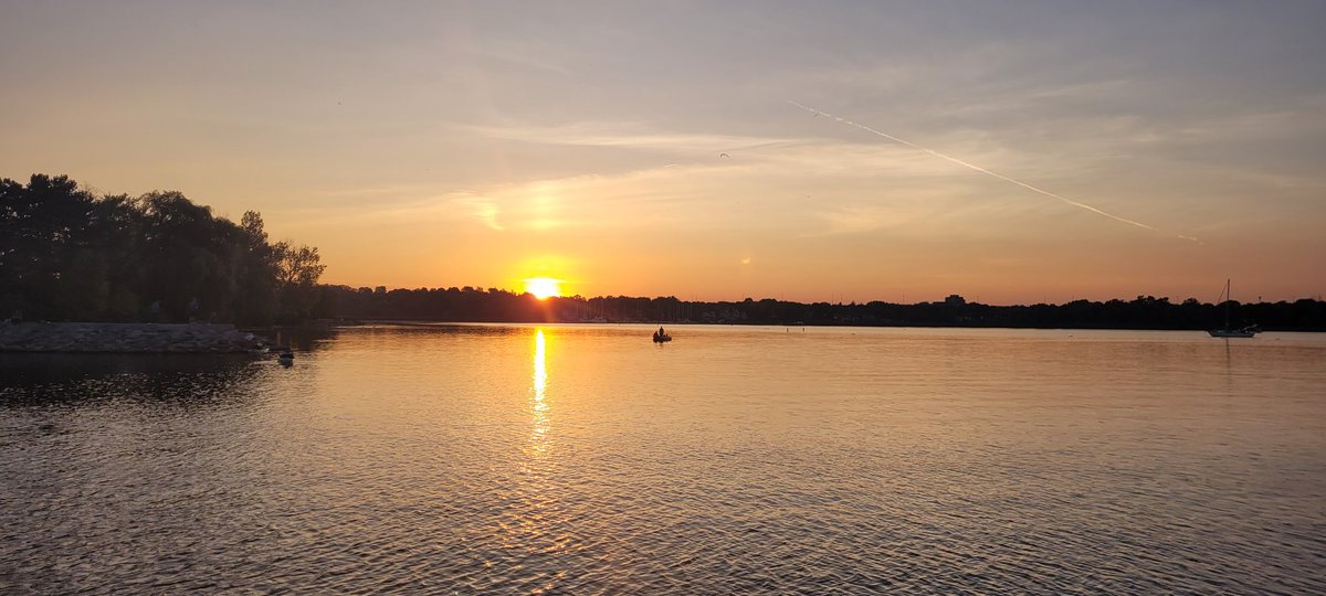 PARA_Rescue's tweet photo. Great day for Crew 6 today, lots of opportunity to learn, accidental visitors to a wonderful wedding @TownofWhitby #PortWhitbyMarina (well at least from a distance) and ending with a beautiful sunset #safeandtrusted https://t.co/qBb0UMScyy
