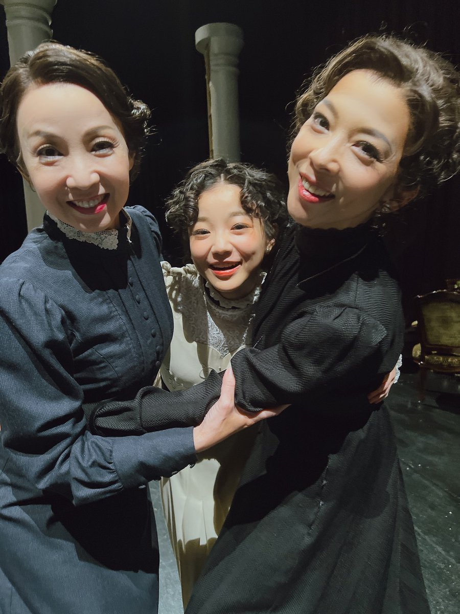chizuhosaka's tweet photo. 昨日、『三人姉妹』
全公演を終了しました。
感謝と安堵と寂しさと、の今です。
皆様、応援ありがとうございました！！ https://t.co/CxFn8PzEFz