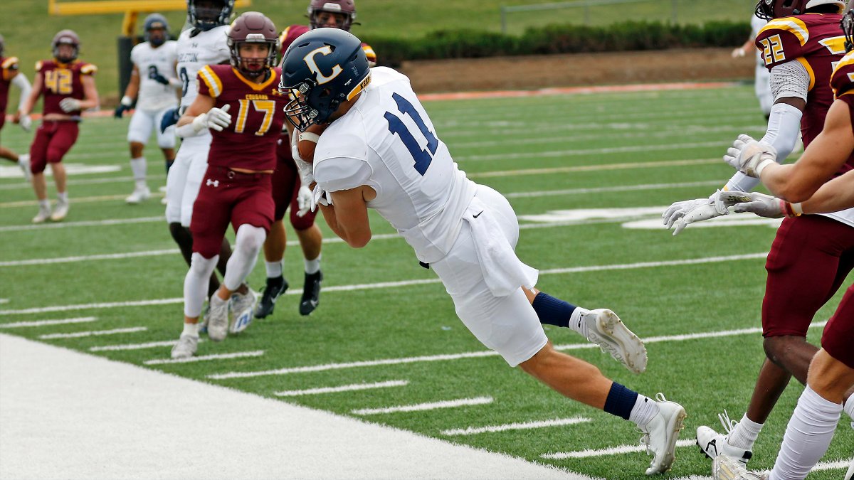 .@carletonfb improves to 4-0 on the season after a thrilling 36-35 victory at Concordia. The Knights scored twice late in the 4th quarter, taking the lead on a two-point conversion with 20 seconds remaining.
Recap: ow.ly/GHWN50PRAec
#d3fb
