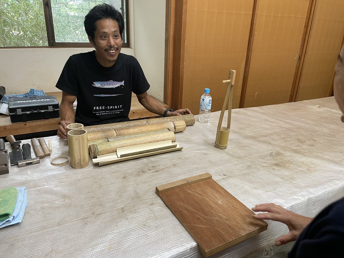 satoyamaartpic's tweet photo. 【さとぴく教室開催】
本日は長瀞にあるUPDRAFTのヨウジさんによる竹の箏づくり。作った後も楽しめますよ！

11/4のさとぴくと併せてお楽しみください！

#さとぴく
#みなの里山アートピック
#さとぴく教室
#皆野
#秩父
#ハンドメイド
#楽器
#イベント好きと繋がりたい https://t.co/V4TIxYjHom