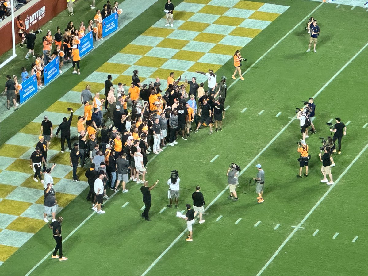 Tennessee’s 1998 championship team being recognized during halftime. ⁦<a href="/rockytopinsider/">Rocky Top Insider</a>⁩