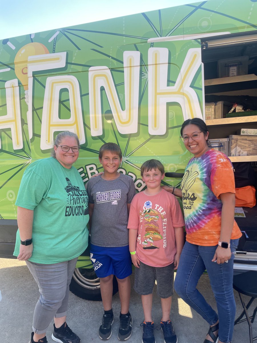 MrsMariaGarcia's tweet photo. Lakewood is representing even at other schools! Connections to community is so important! I found a past student and a current one hanging out! Once an eagle always an eagle.♥️#HEBlibraries #HEBlibrarians https://t.co/1sLXziOyy4