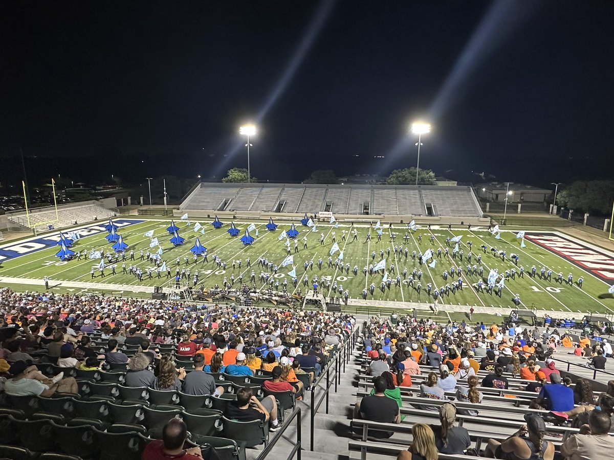 HEBMarching's tweet photo. Haltom took off, with an amazing run this evening! ✈️ https://t.co/LPE1OcRj64