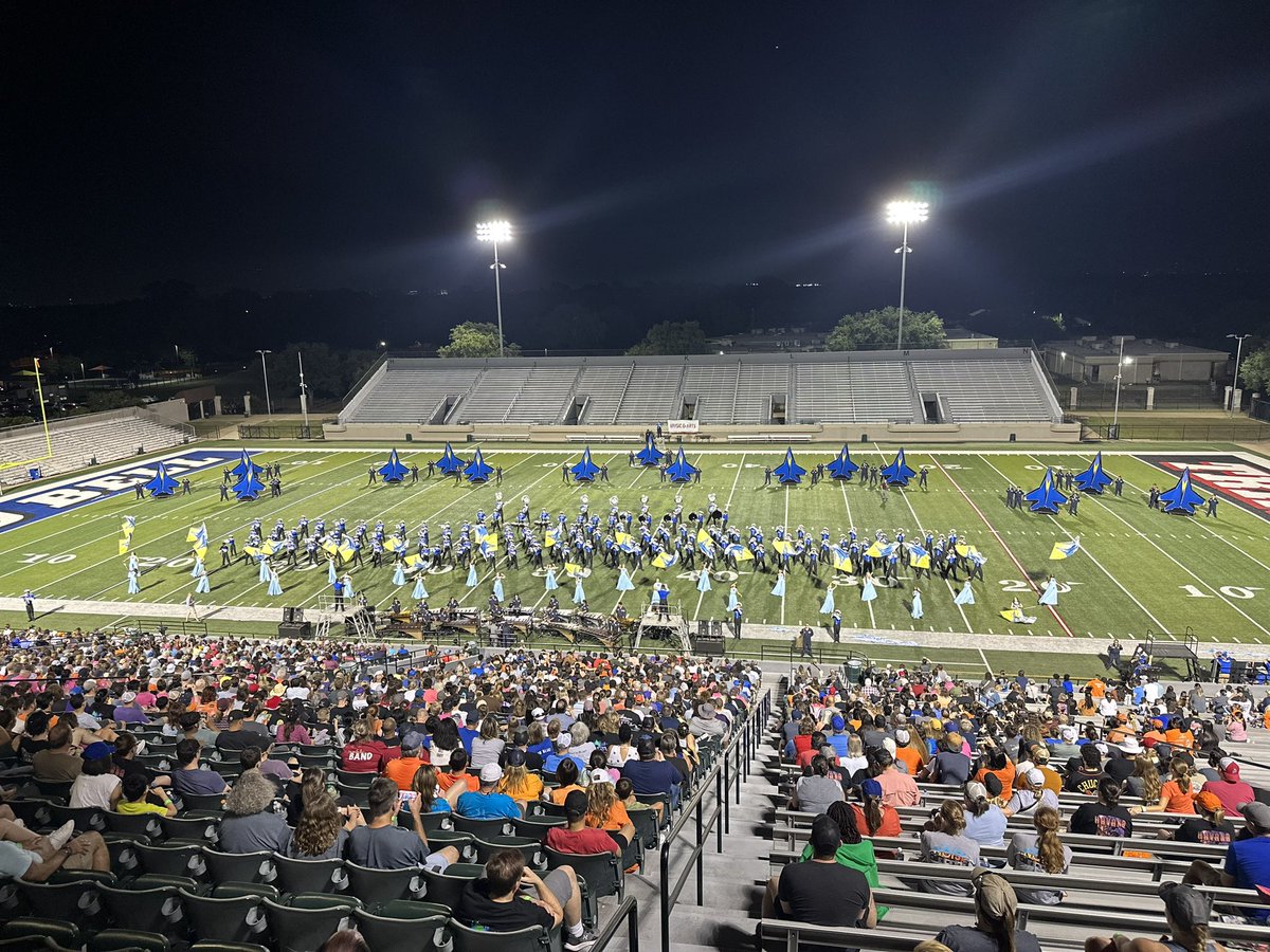 HEBMarching's tweet photo. Haltom took off, with an amazing run this evening! ✈️ https://t.co/LPE1OcRj64
