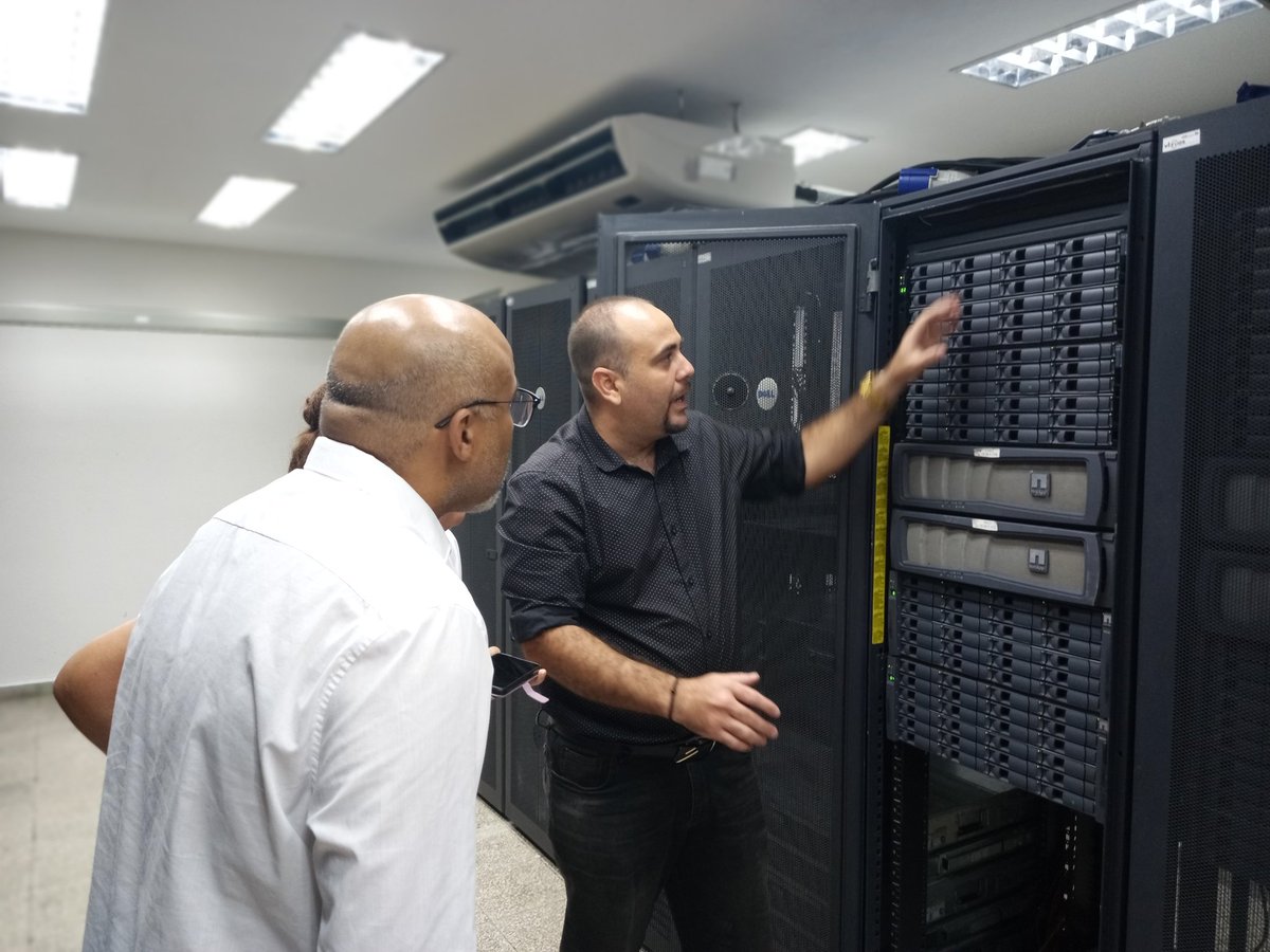 mmcuba89's tweet image. 📢Tocó el recorrido de los evaluadores del proyecto #VLIRUOS al Centro de Datos de la @UOCuba. La infraestructura, principales servicios, vínculo de la #Dinf con otras áreas de la universidad y la relación con las universidades belgas, fueron algunos de los temas tratados ⌨️🖥️💻