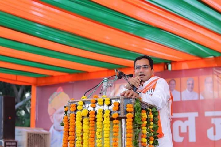 RaviParbeni's tweet photo. सरस् डेयरी के पूर्व चैयरमेन  भाई बन्ना राम मीना को जन्मदिन की बहुत बहुत बधाई व ढेर सारी शुभकामनाएं  

जिसका कोई न पुछे हाल 
उसके साथ है  Banna Ram Meena 
 
 Happy birthday Bannaram Meena - बन्नाराम मीणा    🎂🎂🎂💐💐💐💐💐💐
@bannarammeena68 https://t.co/wOc03KY8fh