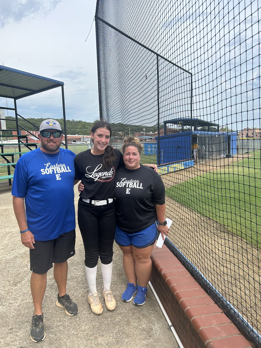 HandleBrooke's tweet photo. 💙💛🥎 https://t.co/K8e1AYWEVf