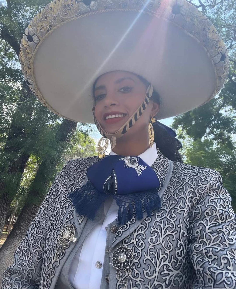EdnaDiazMx's tweet photo. ¡Michoacán esta de fiesta!🎉
Un gran honor participar en este desfile con el atuendo de #Charra 🐴💙, para conmemorar el natalicio de #Morelos, quien fue un adelantado a su tiempo ⏳, disruptivo♨️ y quien luchó por las libertades🎯:

¡Viva Don José Maria Morelos!

#MujerCharra https://t.co/uajG1sup4d