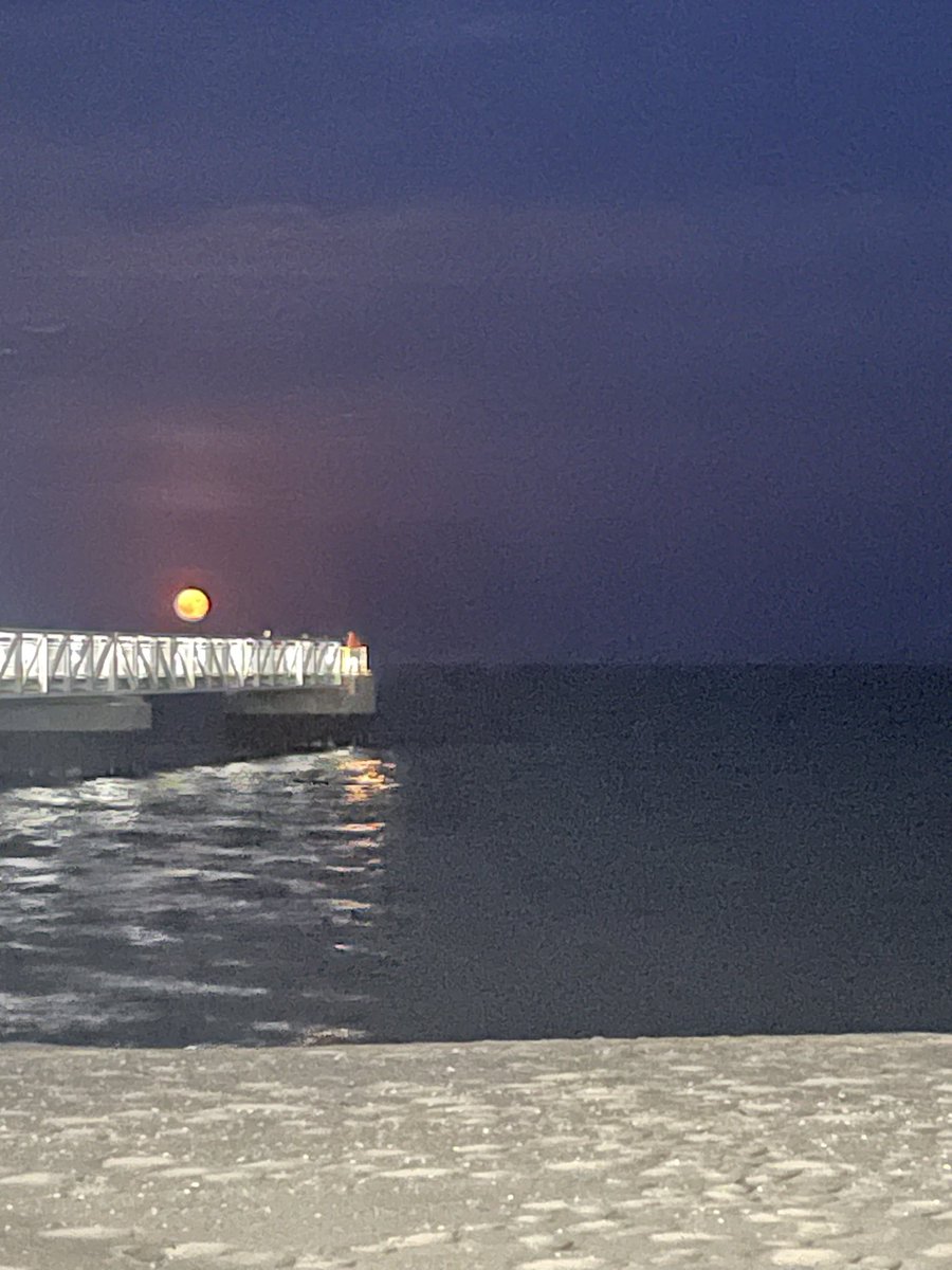 1chillout06's tweet photo. Watched the moon rise tonight #puremichigan #bigfootbash #lakehuron https://t.co/44IaWf5oin