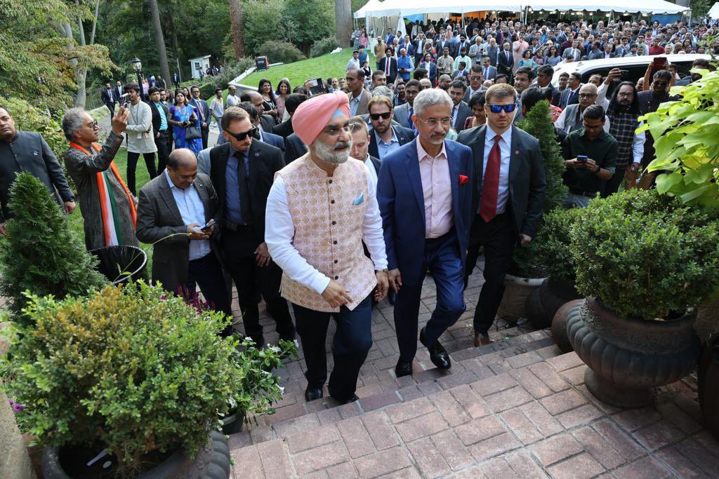 SandhuTaranjitS's tweet photo. Celebrating #ColoursOfFriendship!
In honour of EAM @DrSJaishankar, delighted to host a large gathering of diaspora and 🇺🇸 friends of 🇮🇳 to celebrate the season of Janmashtami, Ganesh Chaturthi, Milad-Un-Nabi, Gurpurab, Rosh Hashanah, Navroz, and many more upcoming festivals. https://t.co/3eBqe5bD8D