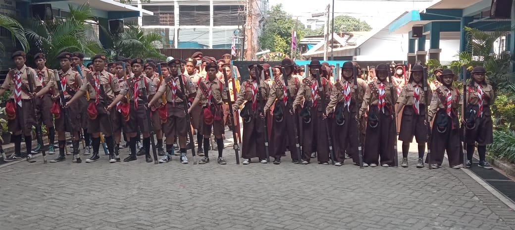 pramukakcjp's tweet photo. Pembukaan Pembekalan Pramuka Garuda Penggalang dan penegak, Sabtu 30 September 2023, bertempat di lapangan SMP Negeri 72 Jakarta dengan Materi Praktek membuat pioneering dengan 8 tongkat menggunakan simpul dan ikatan, pengiriman pesan dg isyarat semaphore dan morse. KCJP. 30/9/23 https://t.co/6YI9MkDhYH