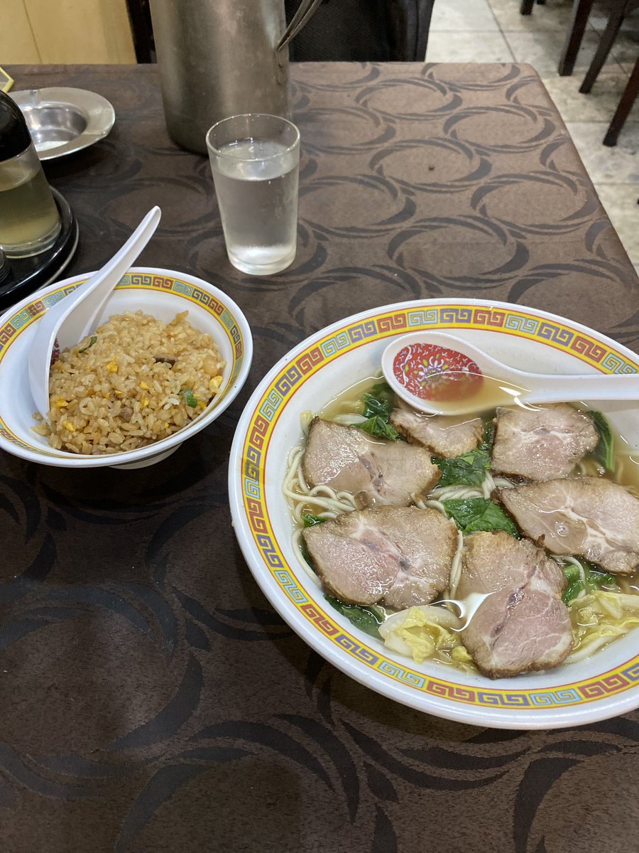 miroku203's tweet photo. 神戸西元町の中華屋でチャーシュー麺と小焼飯のセット850円うまかった。 https://t.co/s1TIIPOErU