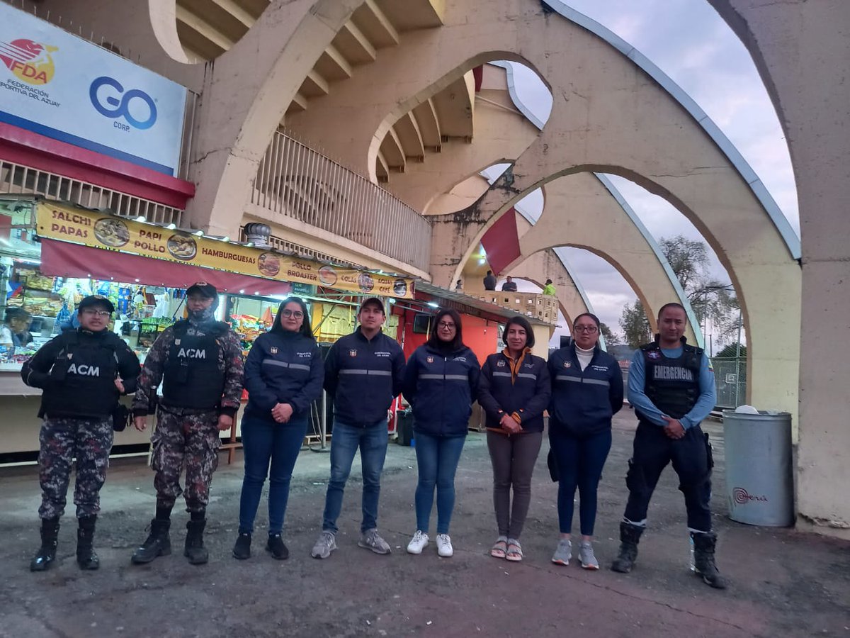 GuardiaCuenca's tweet photo. #GuardiaCiudadana, como parte del #EOICuenca, cuida del #OrdenControlSeguridad de los asistentes al concierto de @calamarooficial que se desarrolla en el Coliseo Jefferson Pérez.

#SeguridadCiudadana https://t.co/Wmf26h3YmZ