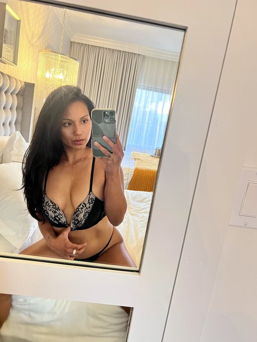 Sunsets are a great time for seduction 💋🖤 https://t.co/p9zlAagNJ2