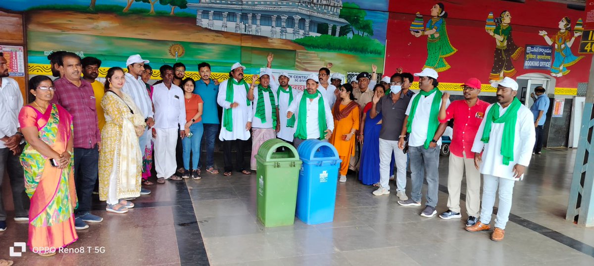 drmsecunderabad's tweet photo. #Nukkad Natak #cleanliness awareness program , was performed @Vikarabad Jn station #SC Division @Swachhta Pakhwada #SwachhBharat #SwachRail
@RailMinIndia
@SCRailwayIndia
@AshwiniVaishnaw https://t.co/pSqJpkTvSi