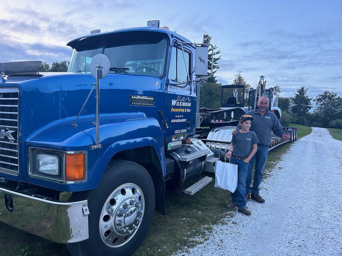 NorbrookFarm's tweet photo. Our final cruise night of the 2023 season was one of the best!

Congratulations to Wyatt and Keith Wilkinson of Southfield, MA. Wyatt worked hard for days detailing their 1996 Mack CH613 with the freshly painted Fontaine Low Boy trailer.

Photos: https://t.co/wLnTLPRgpf https://t.co/UDdxJM6xEL