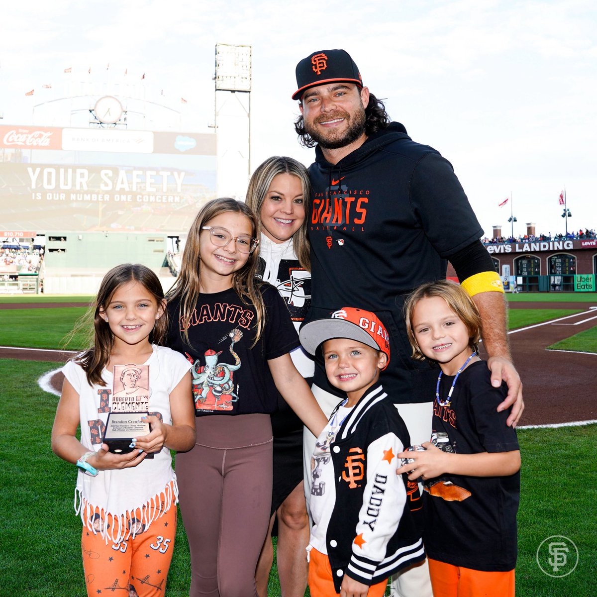 Before tonight’s game, Brandon Crawford was presented with the 2023 #SFGiants Roberto Clemente Award!

You can vote to make @bcraw35 the league-wide winner at mlbtogether.com/clemente21