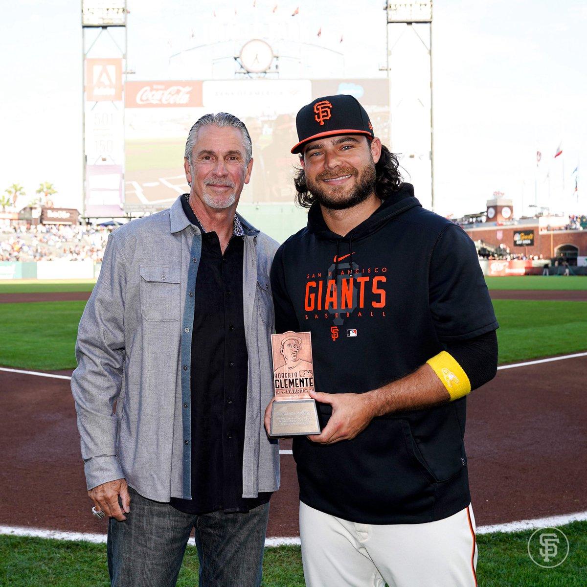 SFGiants's tweet photo. Before tonight’s game, Brandon Crawford was presented with the 2023 #SFGiants Roberto Clemente Award!

You can vote to make @bcraw35 the league-wide winner at https://t.co/24sby0JIAR https://t.co/VWT1uFNnbc