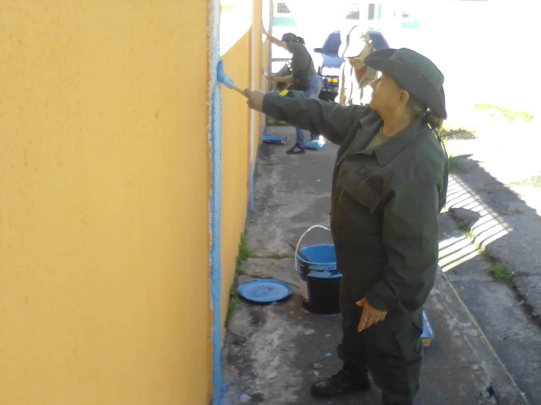 CmmzMerida's tweet photo. #30Sep en el marco de las #BricomilesEnAccion La #FANB en la #ZODIMERIDA22, en Perfecta Fusión Cívico Militar realiza mojoras en infraestructura y mantenimiento a la E. B. N. Eloy Paredes,
Trabajamos juntos para brindar a nuestro Semillero de la Patria una Educación de Calidad. https://t.co/XXF6wNLf0Y