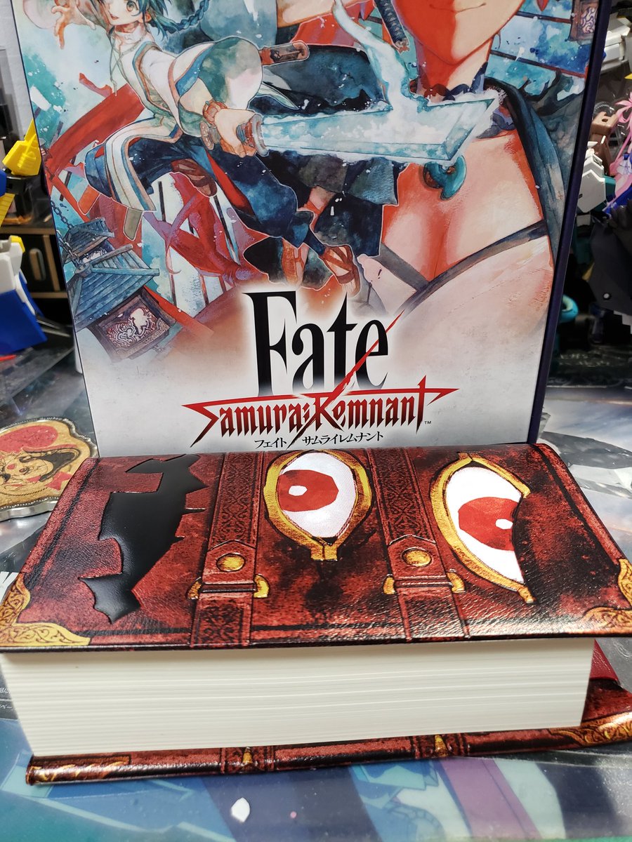 B_Michael_Blade's tweet photo. サムライレムナントのトレジャーボックス版特典の紅玉の書ブックカバー、京極夏彦さんの鵼の碑に掛けたらマジの魔導書になったwww
#FateSR https://t.co/55ZHMgtuwz