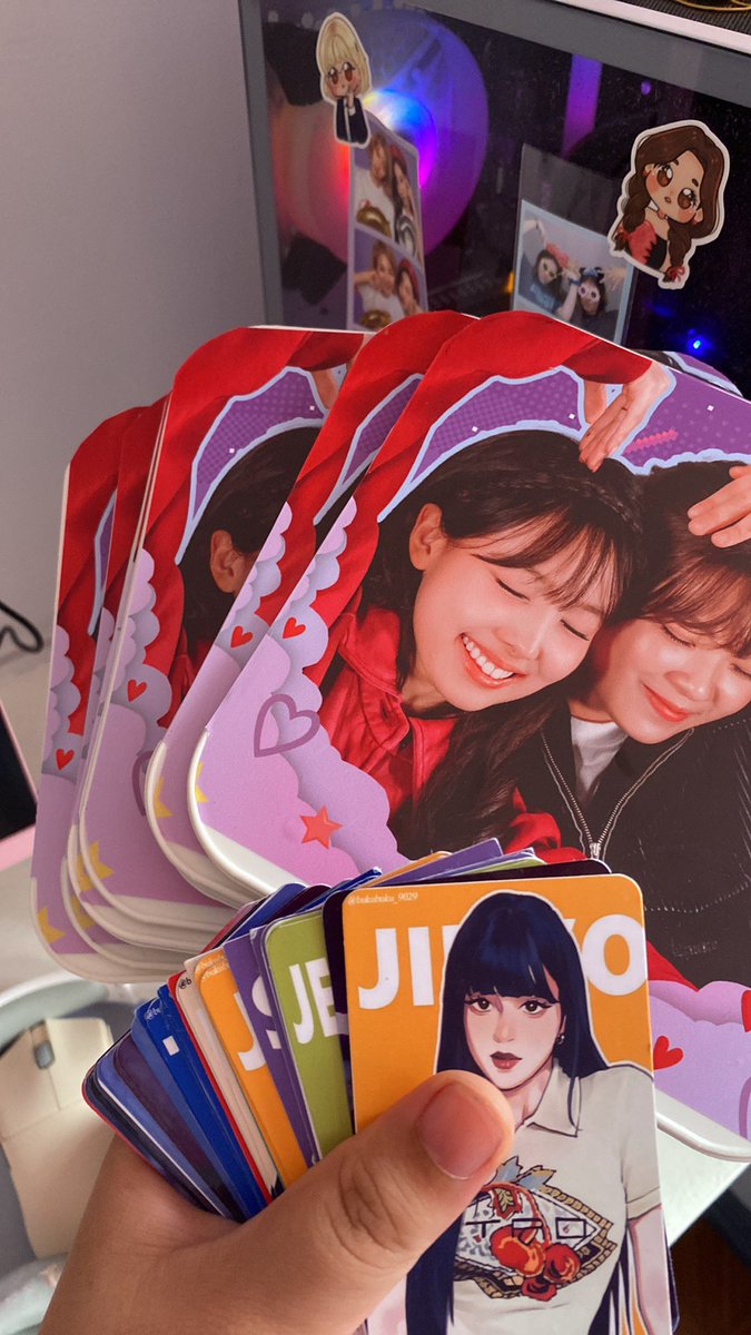 yeowodubu's tweet photo. day 2 are you readyy??

i still have a looot of banners and fans for day 2! i’m so excited to see all of youu 🤍

don’t forget to say “hi suji” when you see me 😊 so that i’ll know that you really want this freebie heheh

i’ll be wearing my Twice RTB merch and i have pink hair 😋 https://t.co/PHi695EpDw