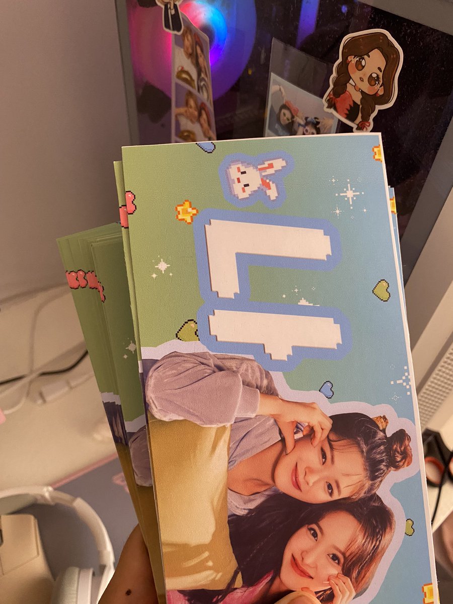 yeowodubu's tweet photo. day 2 are you readyy??

i still have a looot of banners and fans for day 2! i’m so excited to see all of youu 🤍

don’t forget to say “hi suji” when you see me 😊 so that i’ll know that you really want this freebie heheh

i’ll be wearing my Twice RTB merch and i have pink hair 😋 https://t.co/PHi695EpDw