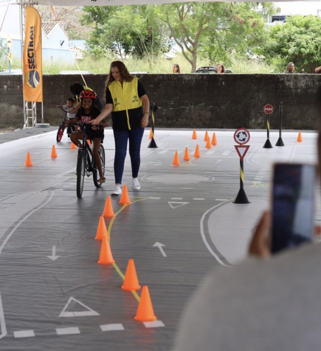 motoristasltda's tweet photo. Constantemente, equipes da #Sectran (secretária de Trânsito de Maricá); promovem dinâmicas educativas para a criançada, sobre como tornar um trânsito seguro para todos os usuários. 

A base vem forte, se você acredita também, curte aqui e comenta aqui embaixo 🫶🏼🥹 https://t.co/IjS0n2K7C8
