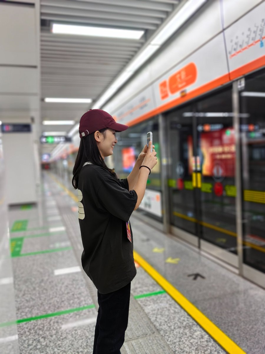 Today, my best friend and I went to visit West Lake. The Hangzhou subway is not only clean and hygienic, but also full of Asian Games elements.今日、私は親友と西湖に遊びに行きました。杭州の地下鉄は清潔で衛生的なだけでなく、アジア大会の要素にも満ちています。#AsianGames2023 #杭州亚运会 #大美中国 #美丽浙江