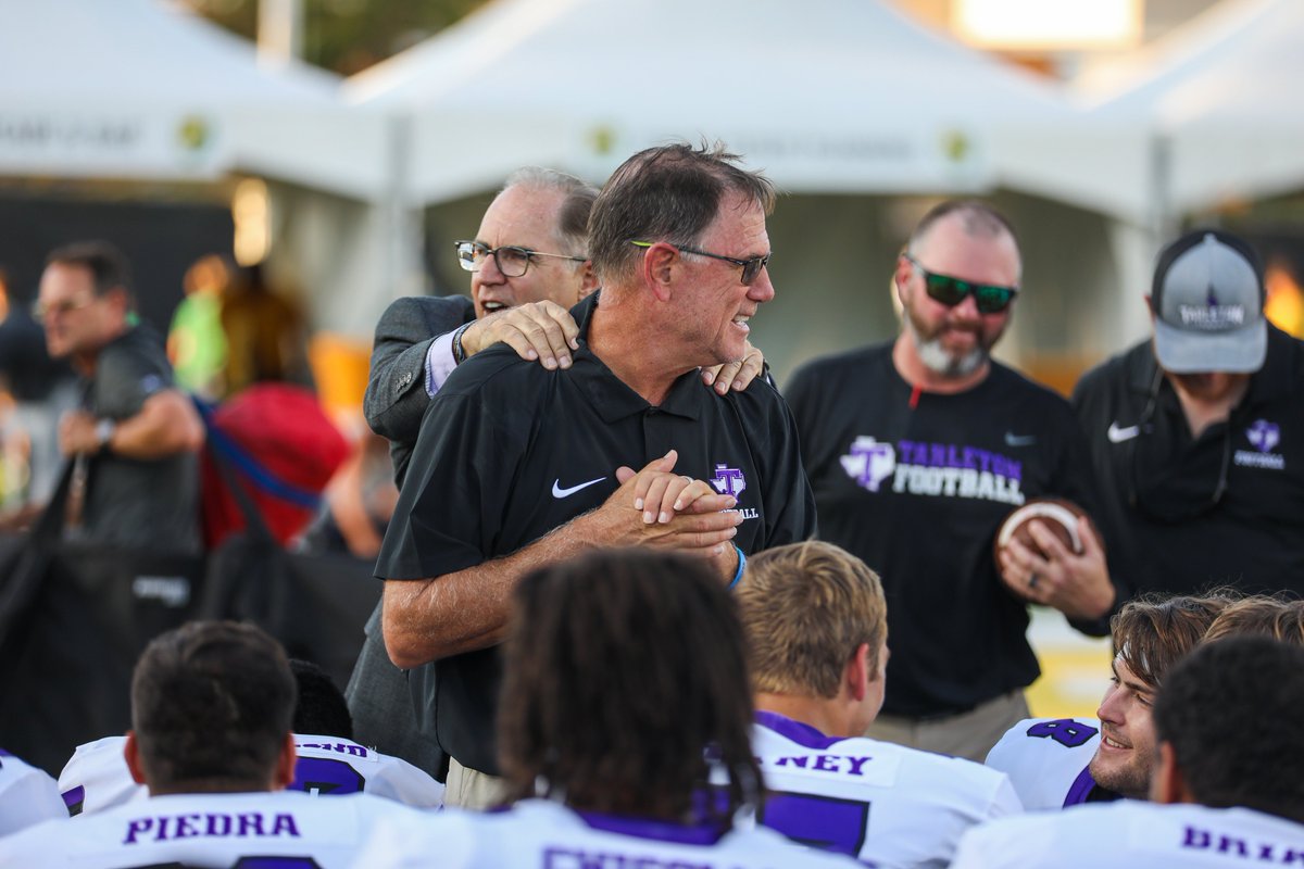 100 WINS 

An enormous congratulations goes out to Todd Whitten for earning his 100th victory as the head coach of the Texans! 💯