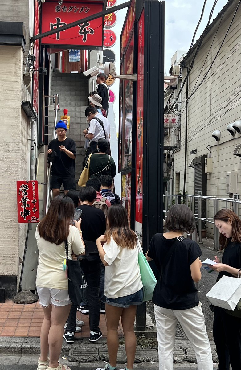 拉面来自中国，在日本扎根后，自成一体，当今和式汤面盛行，为了一口喜欢的面，食客不惜花时间排队进场。