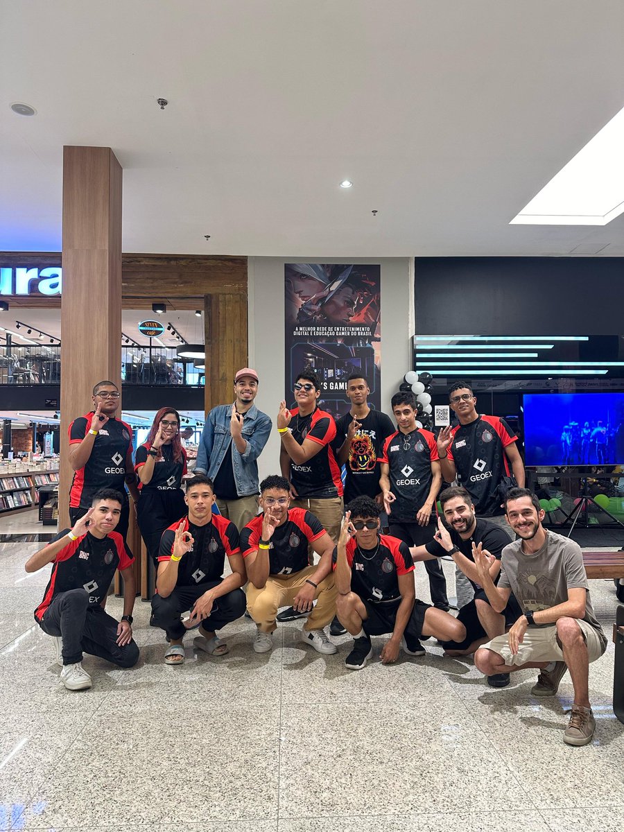 É engraçado, nunca pensei que iria chegar aqui, não pensei que iria chegar com essas pessoas ao meu lado, mas hoje tive meu primeiro campeonato presencial como Coach !!
Agradeço ao time da Bang pela oportunidade e confiança de todos em meu trabalho 
Conquistamos o terceiro lugar.