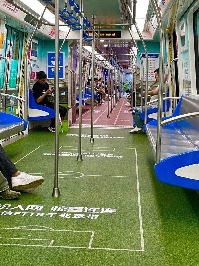 Today, my best friend and I went to visit West Lake. The Hangzhou subway is not only clean and hygienic, but also full of Asian Games elements.今日、私は親友と西湖に遊びに行きました。杭州の地下鉄は清潔で衛生的なだけでなく、アジア大会の要素にも満ちています。#AsianGames2023 #杭州亚运会 #大美中国 #美丽浙江