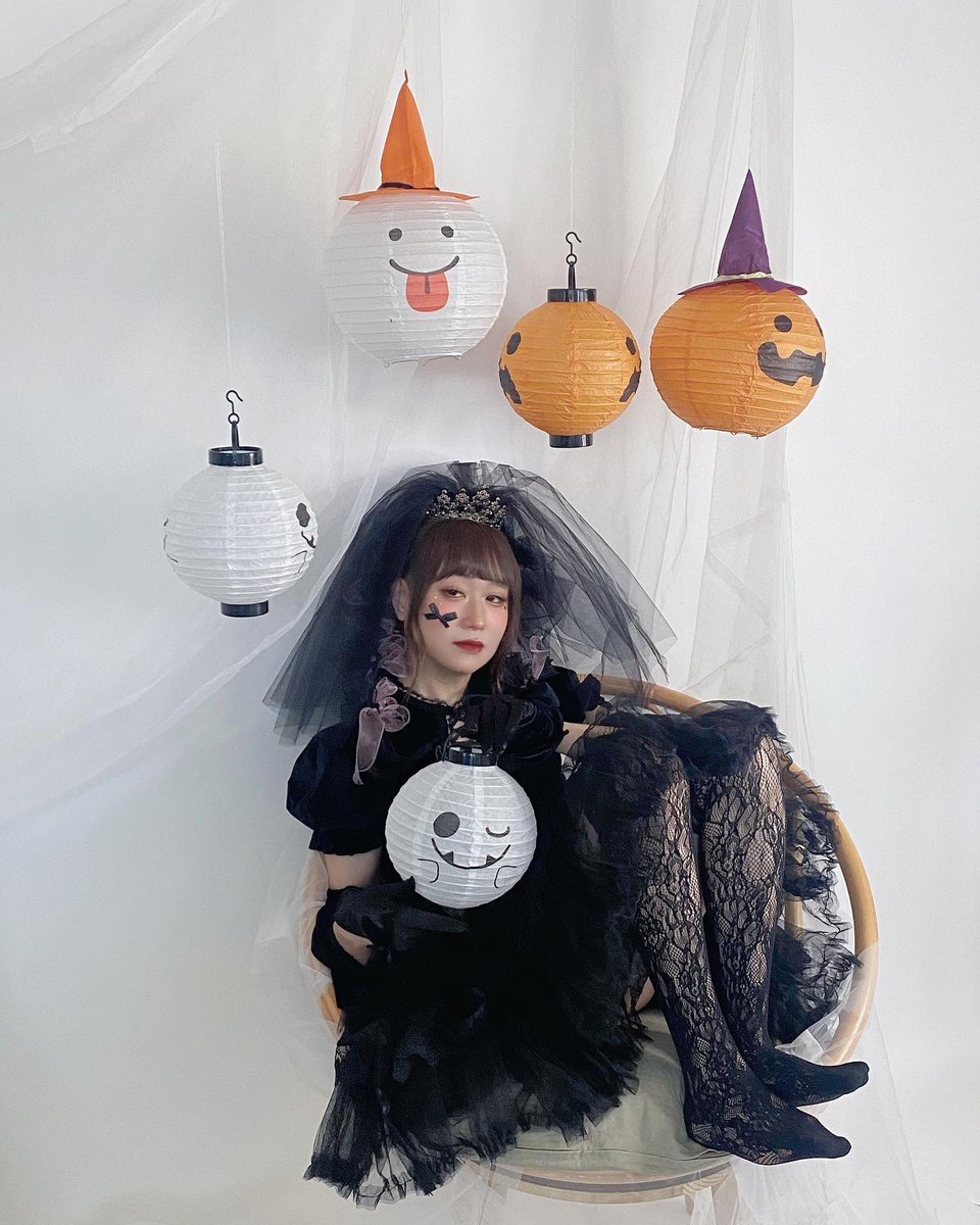makeadifferent2's tweet photo. 讓可愛的小魔女帶領大家正式踏入Halloween月份🎃 https://t.co/MbdB0wxLYs