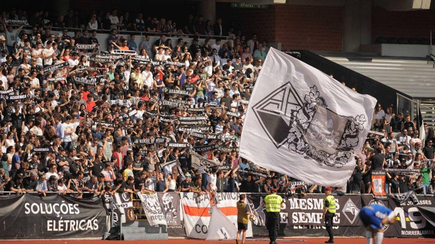 FmLuisinho's tweet photo. Esta posiblemente sea mi última temporada en #FM22 (no jugué el #FM23), me pegué con este equipo, Académica de Coimbra @academicaoaf, Portugal. https://t.co/7GSU6ph6bm