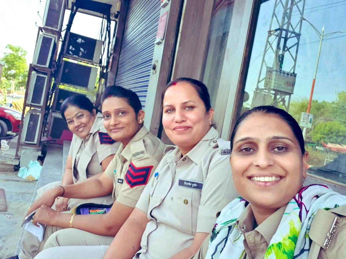 प्रदेश में शांति व्यवस्था बनाये रखने के लिए पुलिस कानिस्टेबल की अहम भूमिका रहती है सो इनकी मांगे भी पूरी करनी चाहिए
#राजस्थान_पुलिस_माँग
<a href="/ashokgehlot51/">Ashok Gehlot</a> 
<a href="/RajCMO/">CMO Rajasthan</a>