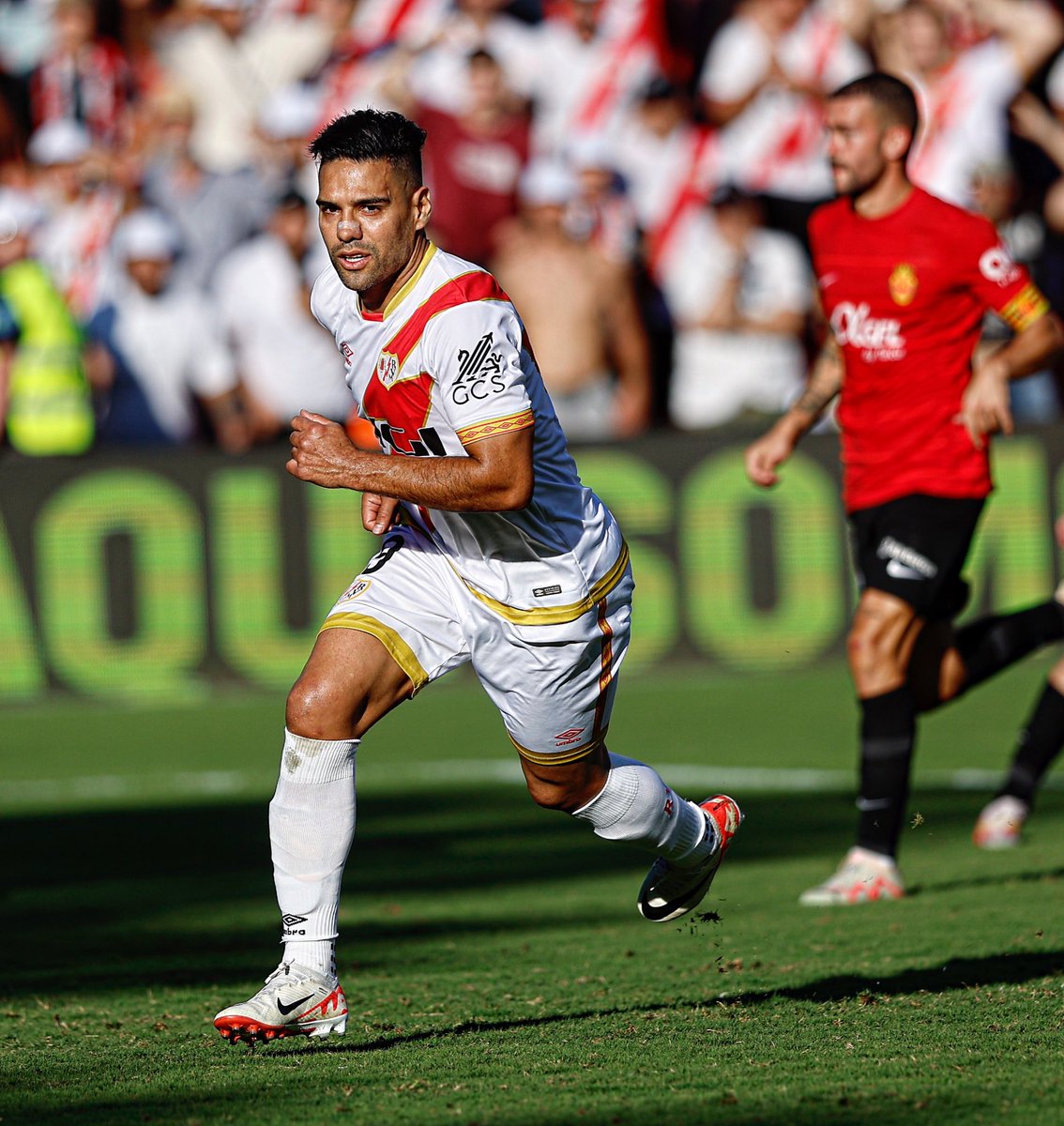 Juezcentral's tweet photo. Hoy, primer gol de la temporada para Radamel Falcao con el Rayo Vallecano. Completa así 15 temporadas consecutivas anotando en Europa, más que cualquier otro colombiano en la historia. 

Y queda a 4 goles de igualar a Victor Hugo Aristizábal (346) y convertirse en el futbolista colombiano con más goles en el fútbol profesional. Siempre en el barco de Radamel.
