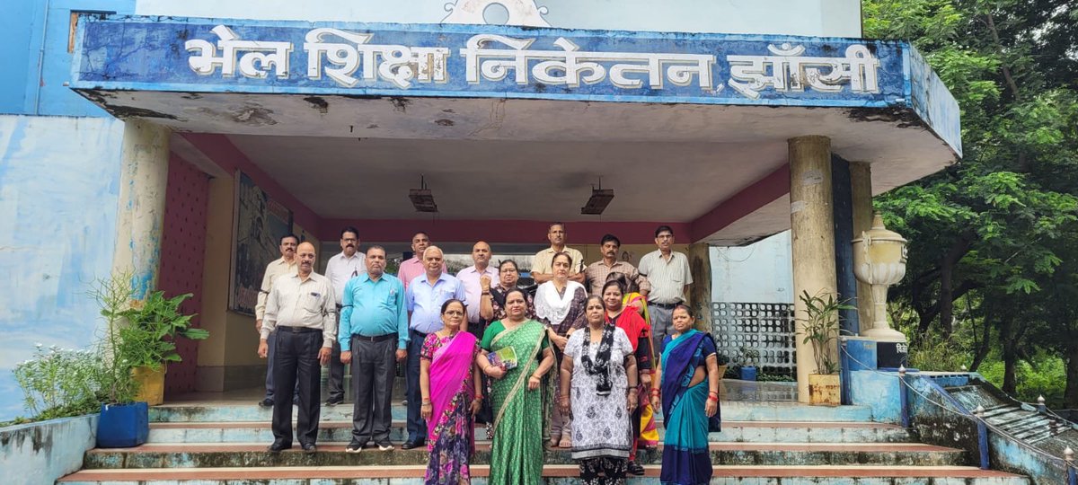 itsbholayogi's tweet photo. शिक्षक किसी के जीवन को बनाने में निस्वार्थ भाव से अपनी सेवा देते हैं। उनके समर्पित कार्य की तुलना किसी अन्य कार्य से नहीं की जा सकती।

#justiceforBSN 
#saveBSN 
#BSNneedshelp
@PMOIndia
@yogi
@LabourMinistry
@EduMinOfIndia 
@narendramodi
@Teachersassoci3 
@WeAreTeachers https://t.co/ZWsZDE4whS