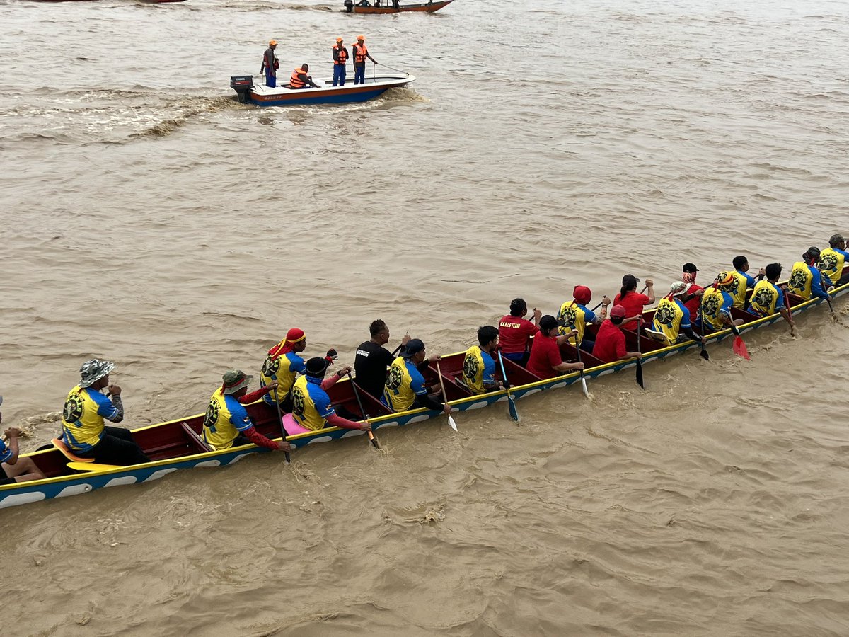 HafeezzurMzmr's tweet photo. Acara regatta menjadi tumpuan pengunjung yang hadir pada Pesta Benak Sri Aman 2023 yang bakal berakhir hari ini.
Dianggarkan seramai 50,000 pengunjung hadir membanjiri Tebingan Batang Lupar sepanjang tiga hari penganjuran pesta ini bermula dari 29 Sept lepas. @tvstvmy
#benak https://t.co/m2atGjT3Vw
