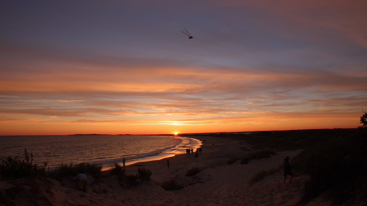 sweetie82om's tweet photo. Beautiful sunset at Napatree point, Watch Hill RI

#skytember #RI https://t.co/0rC5PHCEPw