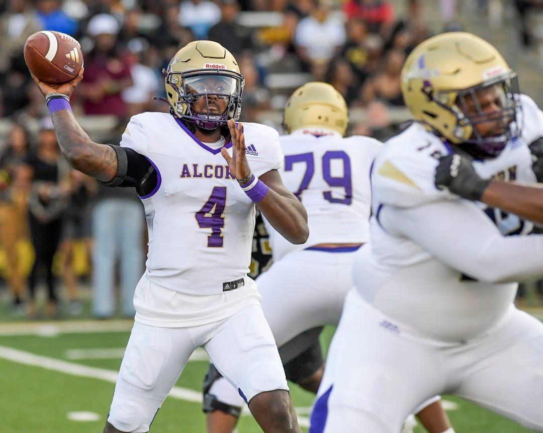 Alcorn State University QB Aaron Allen in action Alabama State 
* 32/46 ~ 370 yards ~ 2 TDs 
📷Mickey Welsh