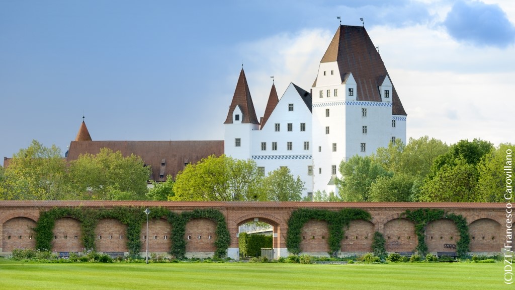 ドイツのお城と言ったらライン川沿いの古城や白鳥の城が有名ですが、ドナウ川沿いにも粋なお城があるんですよ。城巡りに終わりはありません。
1⃣Schloss Donaueschingen
2⃣Hohenzollernschloss Sigmaringen
3⃣Schloss Neuburg an der Donau
4⃣Neues Schloss Ingolstadt
#GermanySimplyInspiring