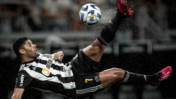 narcio_rs's tweet photo. GALO AVANÇA. JÁ É O OITAVO NO BRASILEIRÃO. 2 a  0  no Internacional. Primeiro gol foi uma pintura de Hulk. Valeu, Felipão! https://t.co/hWsWAPMcHF