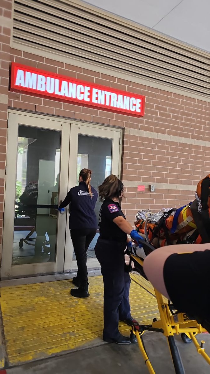 michouymau's tweet photo. El jueves trasladamos a Jair de 15 años,tras lesionarse durante la quema de basura.Ha sido un gran trabajo en equipo,agradecemos a @SAMUJalisco por el transporte terreste y @ShrinersTexas por la atención especializada y gratuita, #solosnopodemos #juntossilahacemos #notequemes https://t.co/LjcZCYtPgA