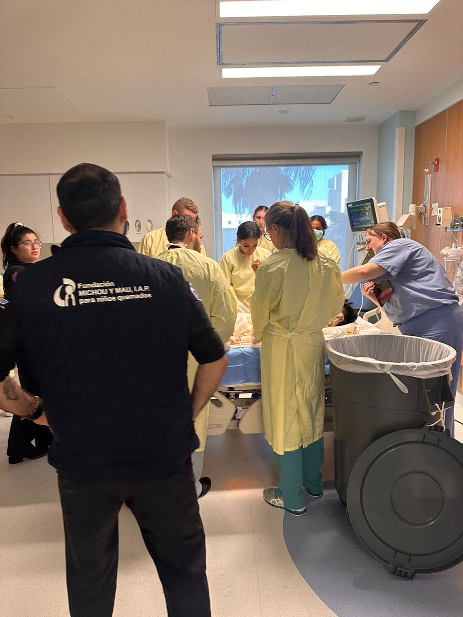 michouymau's tweet photo. El jueves trasladamos a Jair de 15 años,tras lesionarse durante la quema de basura.Ha sido un gran trabajo en equipo,agradecemos a @SAMUJalisco por el transporte terreste y @ShrinersTexas por la atención especializada y gratuita, #solosnopodemos #juntossilahacemos #notequemes https://t.co/LjcZCYtPgA