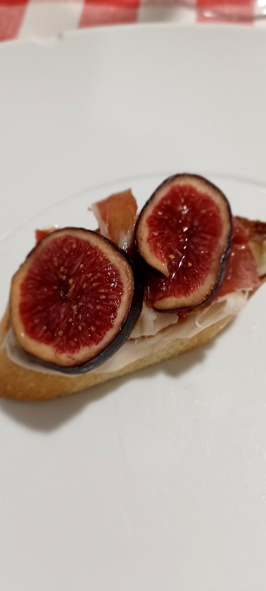 joanllorach's tweet image. El diumenge passat els del #cafeteam van triar dos plats d'antes. Ahir per sopar vàrem recuperar el primer, amb versió tapa. #Figues amb #pernil.