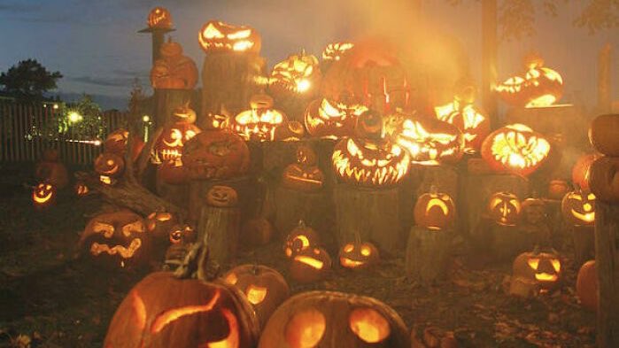 choquei's tweet photo. 🚨ATENÇÃO: Estamos oficialmente no mês do Halloween. Seja bem-vindo outubro. https://t.co/t4Z87atRPk